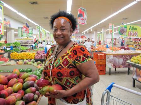 A vendedora de acarajés, a baiana Sônia Maria Menezes prefere comprar as hortaliças e as frutas típicas de cada estação do ano para aproveitar o preço