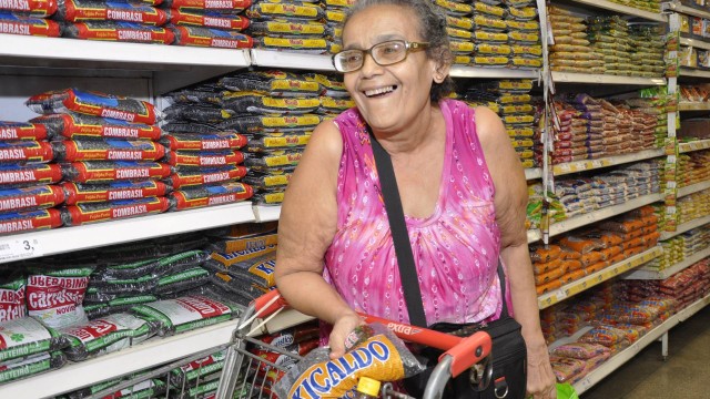 Maria dos Santos compra, em média, 10kg de feijão e 15kg de arroz por mês
