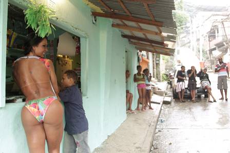 Gracyanne Barbosa posa sexy na Mangueira
