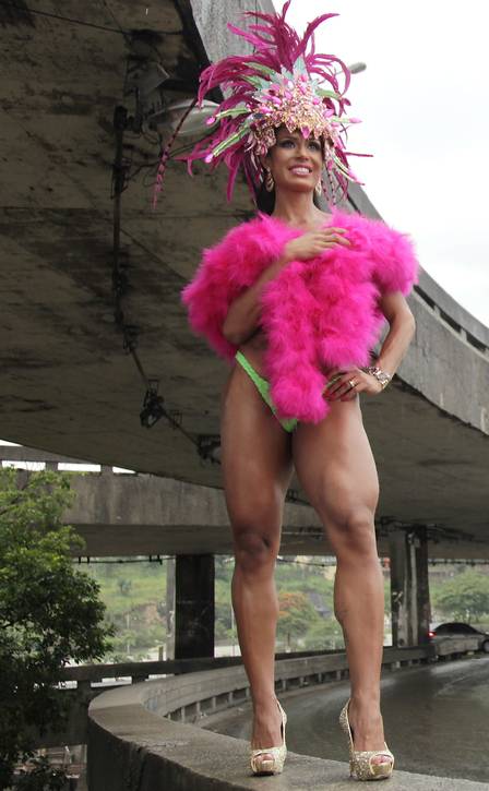 Gracyanne Barbosa posa sexy na Mangueira