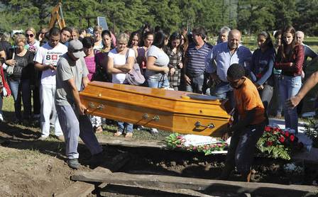 Parentes e amigos carregam o caixão de Evelin Lopes em outro cemitério de Santa Maria