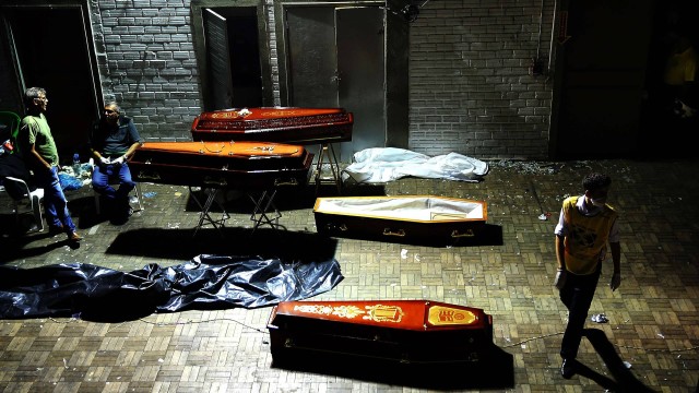 Caixões à espera dos corpos das vítimas no ginásio municipal