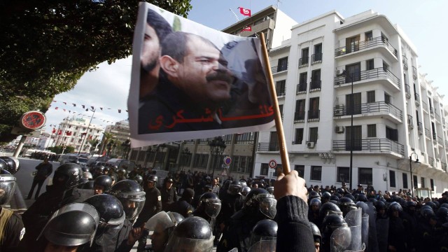 Manifestantes tunisianos protestam contra a morte do líder da oposição Chokri Belaid em frente ao Ministério do Interior