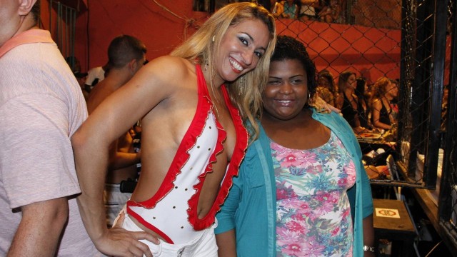 MC Carol foi ring girl do Favela Kombat ao lado de Alessandra Mattos