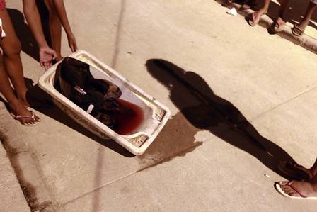 Vizinhos mostram roupa e capacete de Paulo Henrique sujos de sangue