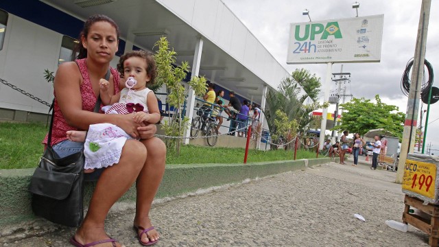 Eliane de Lima com a filha, que caiu de cabeça, reclama: criança liberada sem ter feito um exame