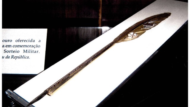 Caneta de ouro que pertenceu a Afonso Pena, roubada do Museu da República