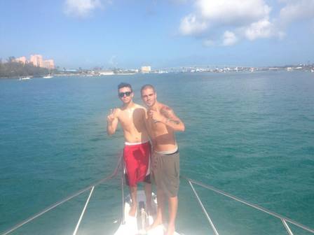 Nathan e Max durante passeio de barco pelas Bahamas