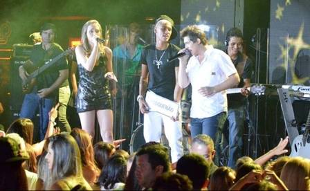 Neymar cantou 'Malhado e gostoso' com Roberta e Santiago na festa do seu aniversário, em fevereiro