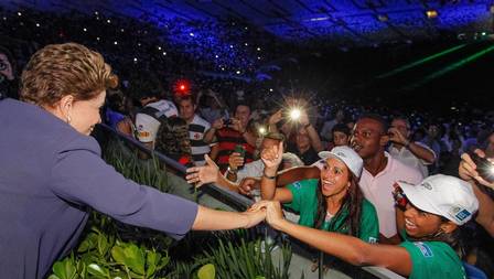 Presidenta Dilma Rousseff cumprimenta populares durante o primeiro jogo-teste no Maracanã