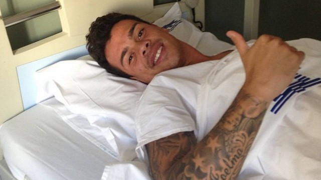 Bernardo publicou foto na cama de uma clínica antes da cirurgia no joelho