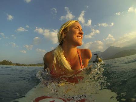 Bethany Hamilton mostrou superação após ataque de tubarão e voltou a surfar um mês depois de perder o braço