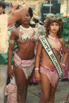 Em 1987, Valéria Bastos, mãe de Evelyn (à direita), foi campeã como rainha de bateria da escola