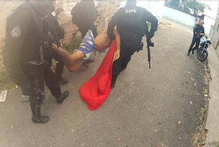 Os policiais trocam o corpo de lugar