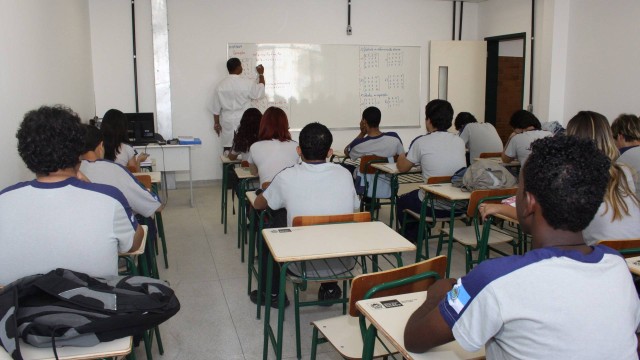 A rede estadual de ensino do Rio vai lançar edital para contratar professores de Matemática e de Física