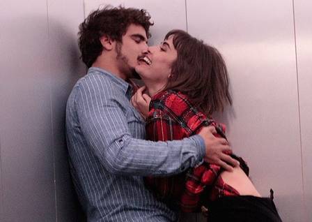 Michel e Patrícia se amassam no elevador do hospital