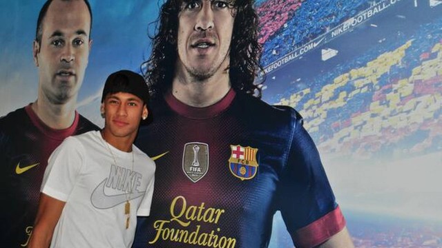 Neymar posa perto de fotos de Iniesta e Puyol no Barcelona