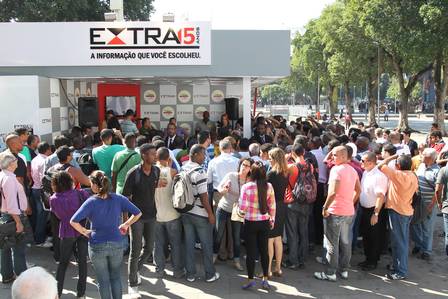 Redação de Vidro Comemora os 15 anos do Jornal Extra , Zico na redação