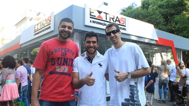 Olivinha , GG e Duda, do Flamengo, encontraram torcedores rubro-negros na Redação de Vidro do EXTRA