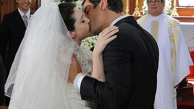 Felícia (Larissa Maciel) se casa com Gerson (Marcelo Antony) hoje, no último capítulo de 'Passione'