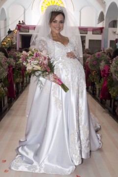 Jéssica (Gabriela Duarte) se casou com o bígamo Berilo (Bruno Gagliasso) com um vestido superdecotado criado pela equipe de figurino de...
