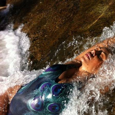 Valéria Valenssa exibe corpão de maiô durante banho de cachoeira