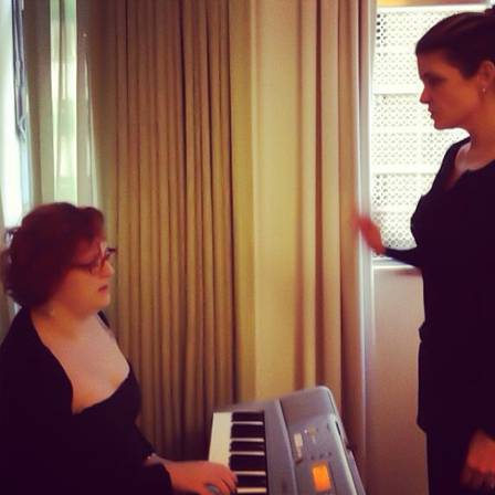 A atriz também está fazendo aula de canto com Amélia Gumes