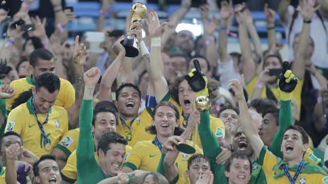 Thiago Silva ergue a taça de campeão da Copa das Confederações