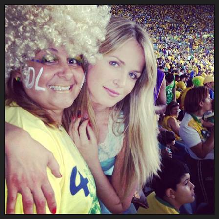 Susana Werner, mulher do goleiro Julio Cesar, com a mãe do zagueiro David Luiz