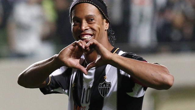 Ronaldinho Gaúcho fez um coraçãozinho na comemoração do seu gol pelo Galo. Só falta saber a dona