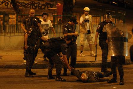 Policiais arrastam o corpo do manifestante Bruno Teles