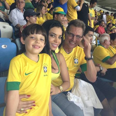 Jeniffer com Oswaldo e o filho deles Guilherme no jogo da seleção brasileira na Copa das Confederações