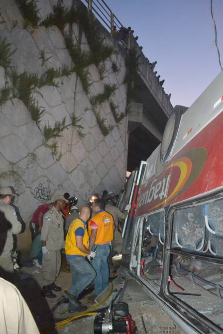 Equipe de resgate socorre vítimas do acidente em Itaguaí