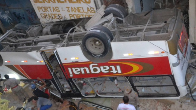Ônibus despenca de viaduto em Itaguaí
