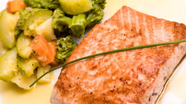 Salmão com legumes: alimentos saudáveis são fundamentais para o controle do colesterol