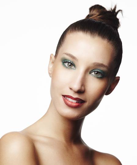 Não só de lápis preto vive a maquiagem. Assim como na modelo Gabriela Vieira (Way), vale explorar as cores. O mercado tem um arco-íris delas