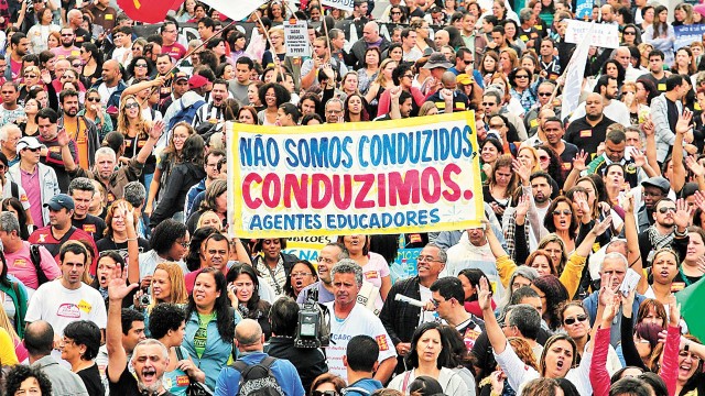 Grevistas fizeram uma caminhada em Copacabana contra corte de ponto e, ao final, um enterro simbólico do governador