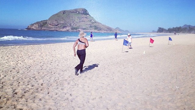 Solange Couto se exercita na praia