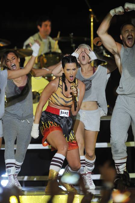 Katy Perru com mais uma roupa de tigresa, agora no encerramento do VMA, nesse domingo