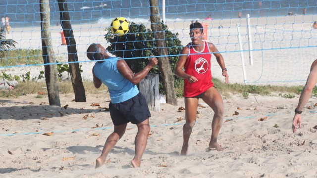 Romário joga futevolei na Praia da Barra, com amigos, enquanto havia sessão parlamentar,e m plena quinta-feira