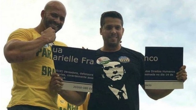 Rodrigo Amorim (PSL) com a placa quebrada em homenagem a Marielle Franco