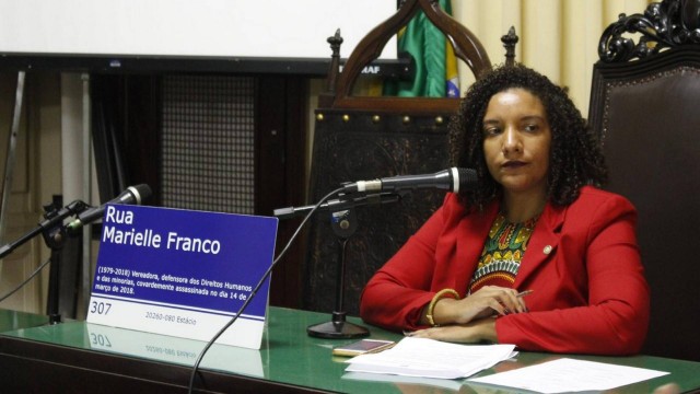 A deputada Renata Souza (PSOL) preside reunião da Comissão de Direitos Humanos