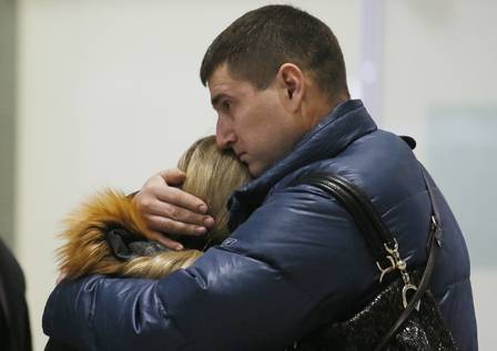 Familiares dos passageiros do Airbus A-321 aguardam por informações no aeroporto de Pulkovo, em São Petesburgo.