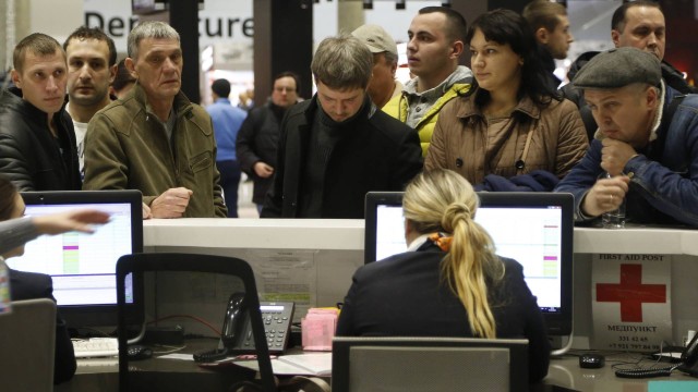 Familiares esperam por informações de passageiros e tripulação do voo no aeroporto de Pulkovo.