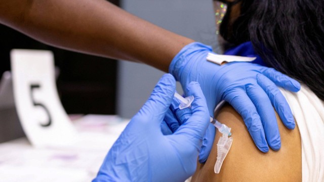 Mulher recebe vacina contra coronavírus na Pensilvânia