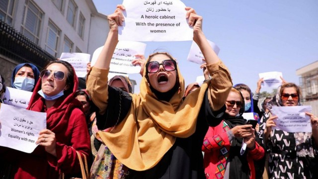 Os talibãs impuseram uma série de restrições, das quais grande parte busca submeter as mulheres à sua visão fundamentalista do Islã