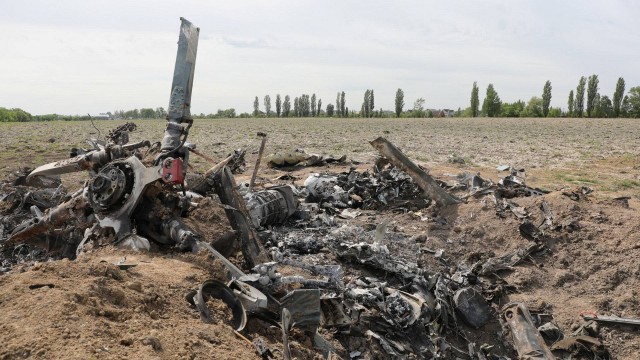 Helicóptero militar russo destruído perto da cidade de Makariv, na Ucrânia