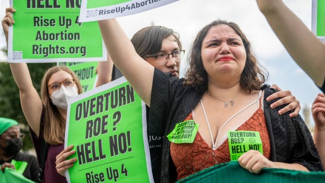 Ativistas choram após decisão da Suprema Corte dos EUA de revogar direito ao aborto — Foto: Brandon Bell/AFP