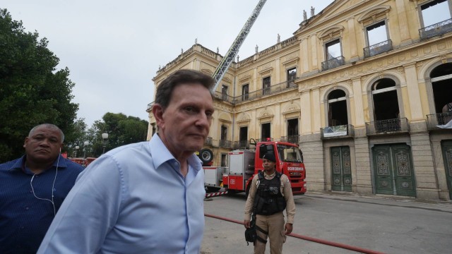 O prefeito Marcello Crivella acompanha o trabalho de rescaldo dos bombeiros no prédio do museu Nacional, que ficou completamente destruído.