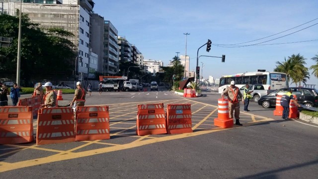 Agentes da CET-Rio interditam acesso à Avenida Niemeyer